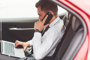 homem trabalhando de dentro de carro elétrico