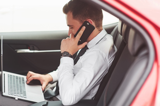 homem trabalhando de dentro de carro elétrico