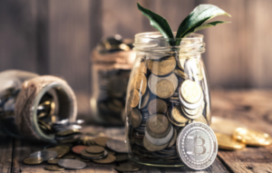 jarro com moedas de bitcoin