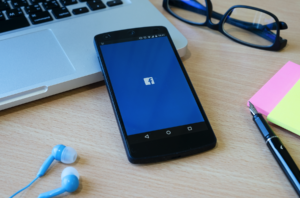 celular abrindo facebook