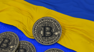 moeda de bitcoin com bandeira da Ucrânia